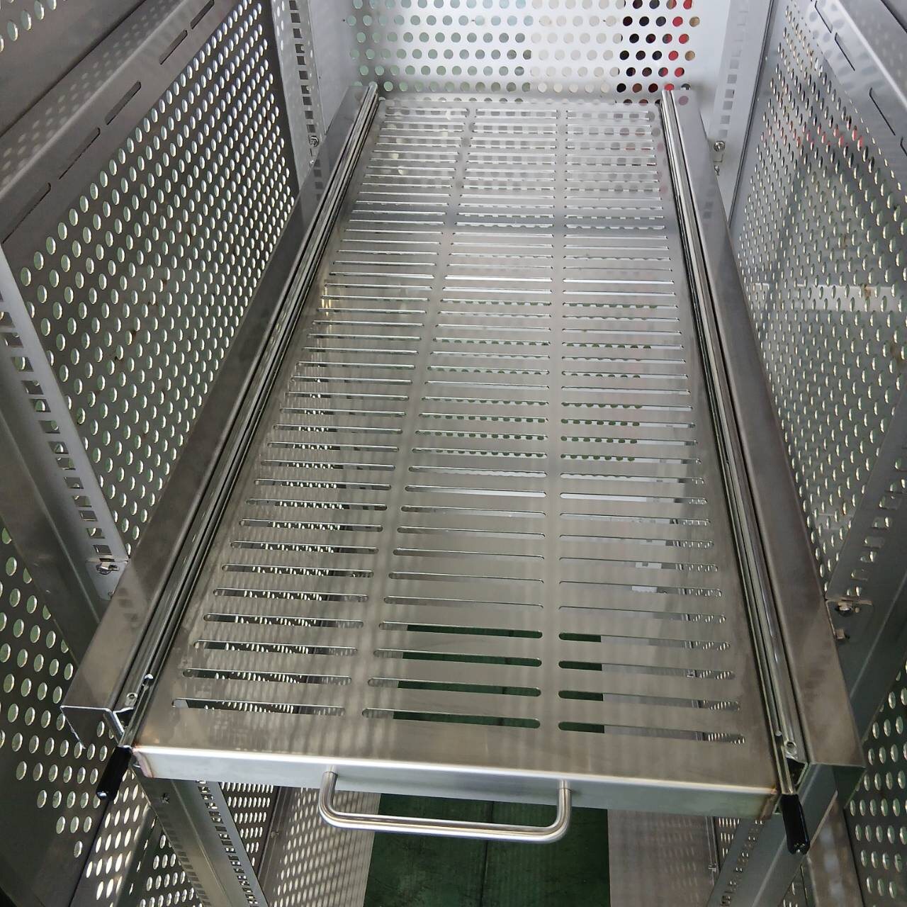 背景を除去したステンレス製スライド棚（オプション）